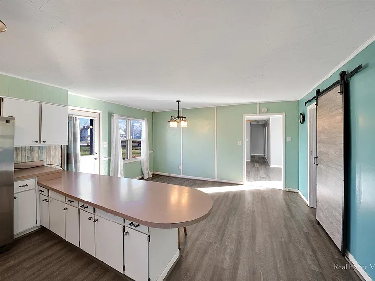 303 S East St — Photo 4