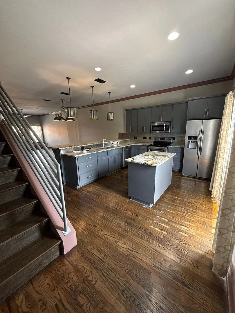 3 bedroom/3 bath Townhome with extra room/bedroom off of Gaines st. Available August 2027 ! — Photo 4