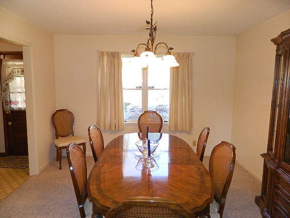 5th image of 735 Meadow Dr