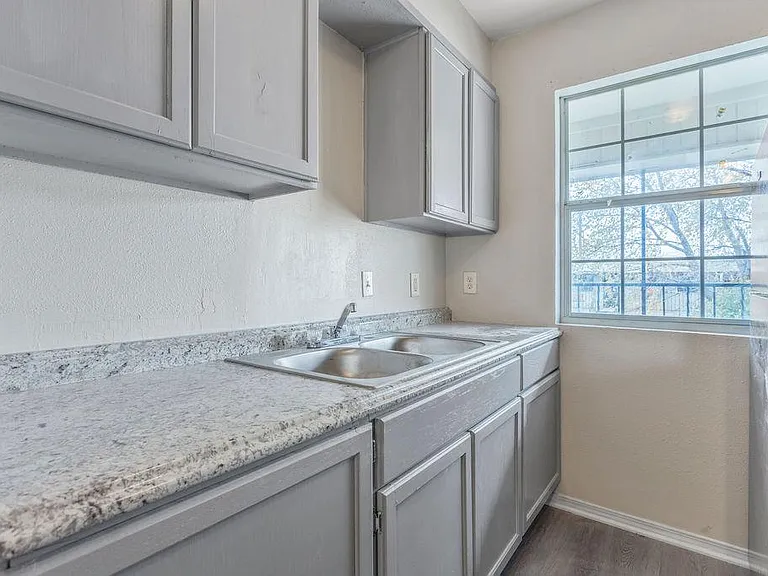 5811 NW 34th St — Photo 16