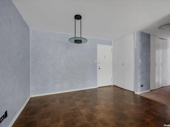 61-20 Grand Central Parkway image 4 of 23