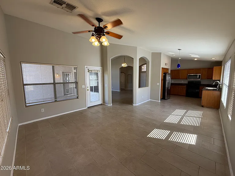 1644 E Oakland St — Photo 14