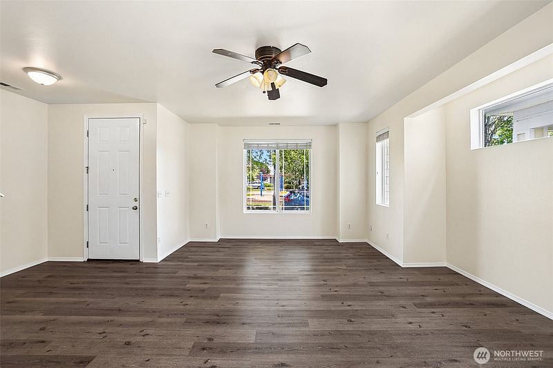 3rd image of 7625 Rushmore Way NE