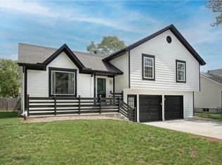 1117 NE Ridgeview Dr, Lees Summit, MO 64086