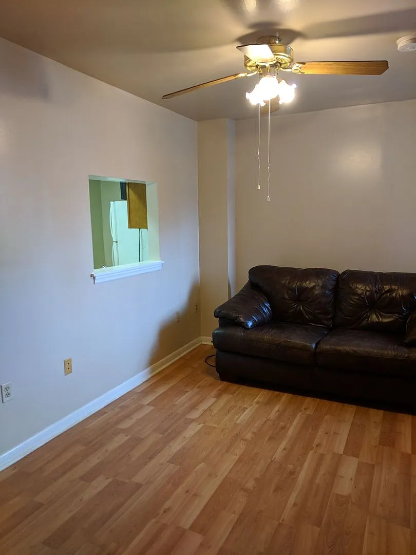 @bedrrom apartment in South Oakland — Photo 3