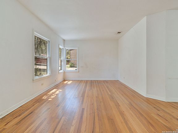 3rd image of 439 North Dr