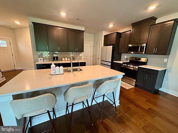 5th image of 525 Buttonwood St