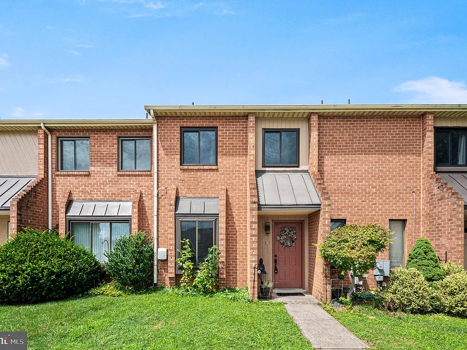 135 Caernarvon Ct