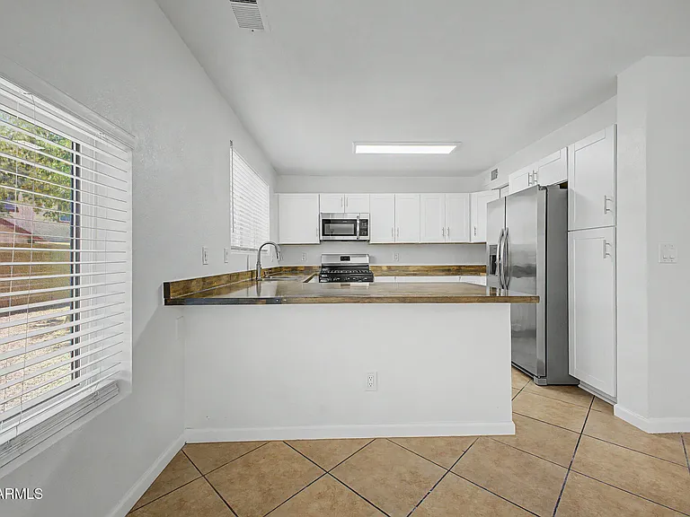 7637 W North Ln — Photo 10