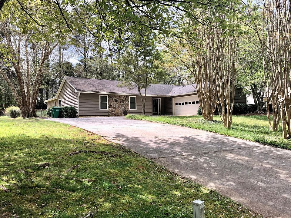 Quiet street in Simpson Elementary Pinckneyville Middle School District. Great for riding biking, taking walks, hiking trails along Chattahoochee.