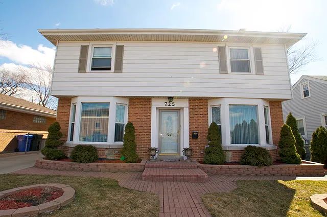 725 Oakton St photo 1