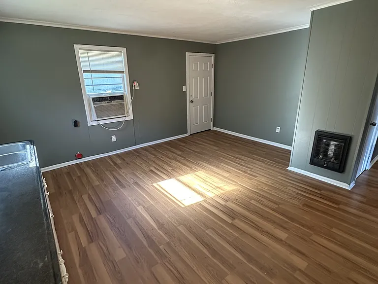 114 Jelk St — Photo 3