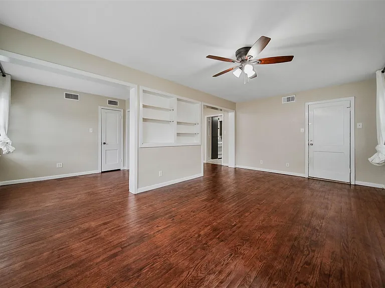 4505 Larch Ln — Photo 2