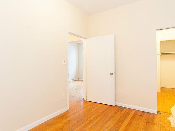 3rd image of 627 W Oakdale Ave APT 04A