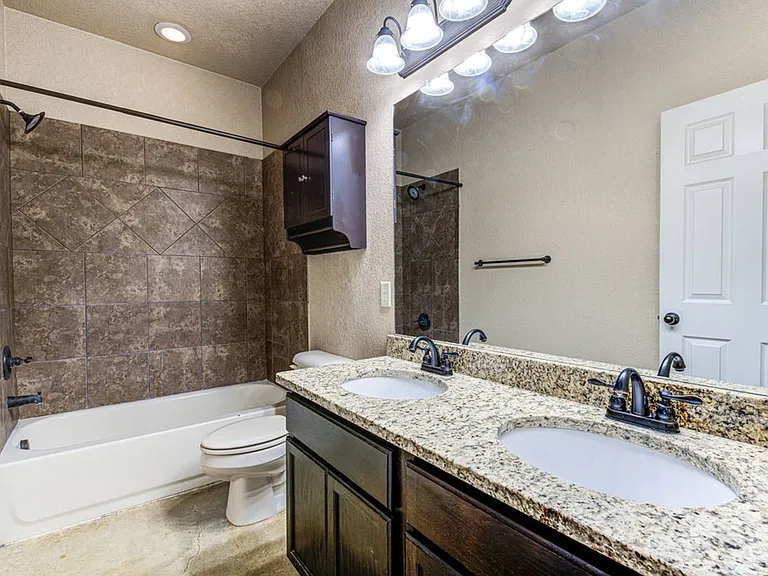 1042 Carolyn Cv — Photo 12
