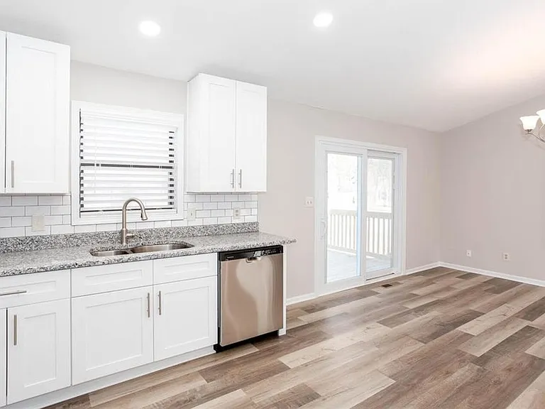 4049 Leicester Dr NE — Photo 11