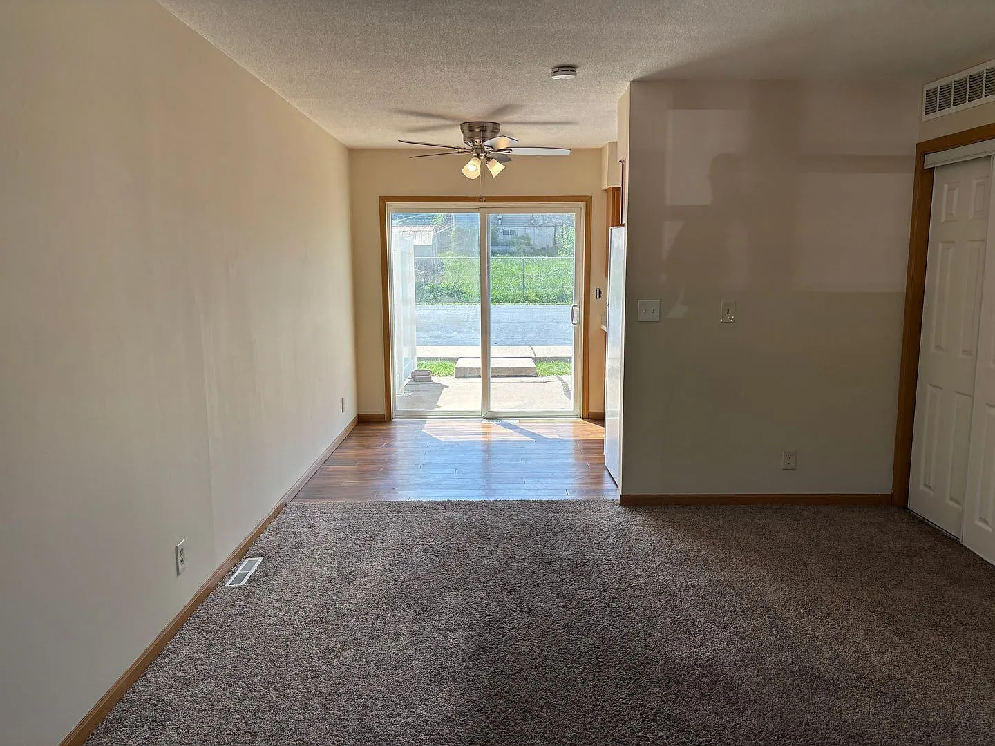 2 Bedroom, 1 Bath Townhouse in LeClaire, IA — Photo 4