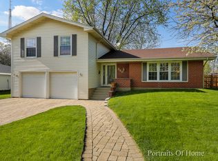 23W246 Woodcroft Dr, Glen Ellyn, IL 60137
