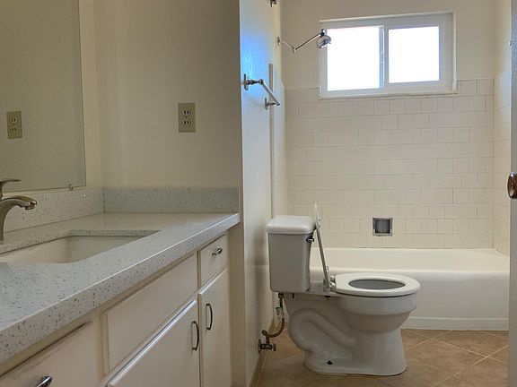 4th image of 1057 Kelly Dr