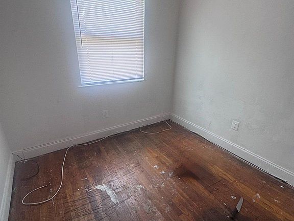 3rd image of 4818 Greencrest Rd