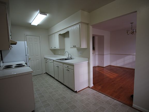 4th image of 906 Park Ave