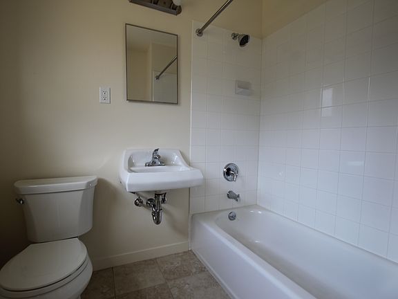4th image of 1542 Pershing Dr APT C
