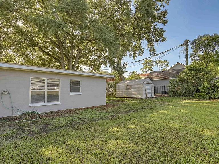 434 E Esther St — Photo 21