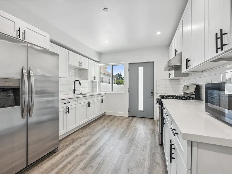 Fully Furnished Housing: 1419 W 35th St — Photo 12