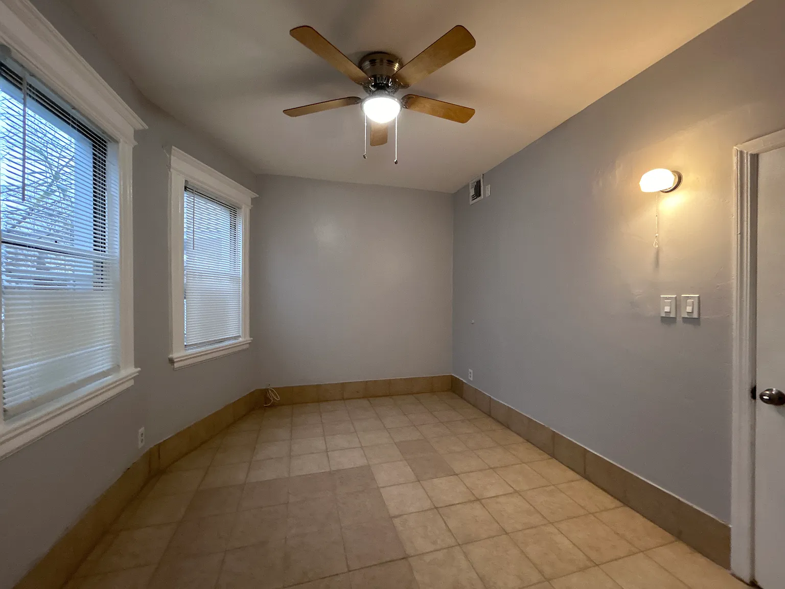 3 bed, 1.5 bath, 1000 sqft, $2,880 — Photo 2
