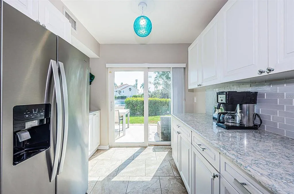 3 bed, 2.5 bath, 1320 sqft, $3,200 — Photo 3
