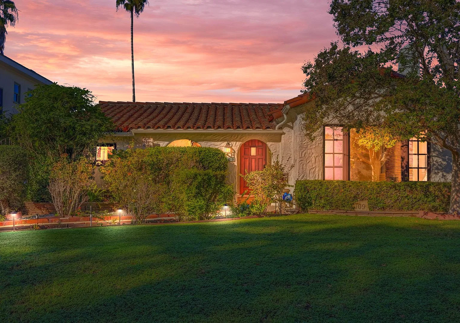 Fabulous Romantic 1920s Spanish Gem 2 bed 1.5 bath with Spacious outdoor spaces in Larchmont Vill... — Photo 3