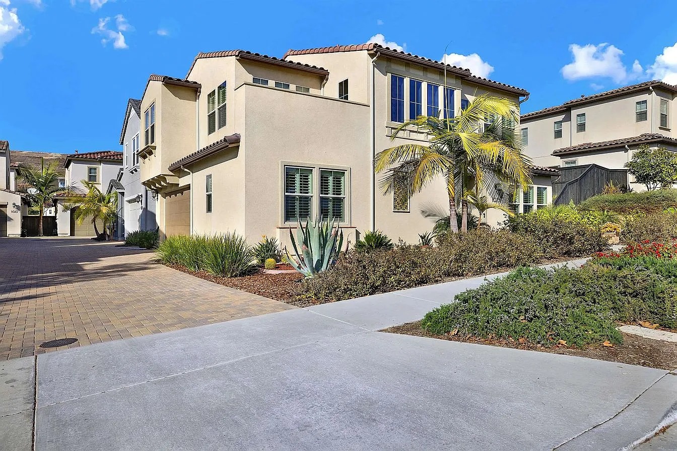 4 bed, 2015 sqft, $5,200 — Photo 2