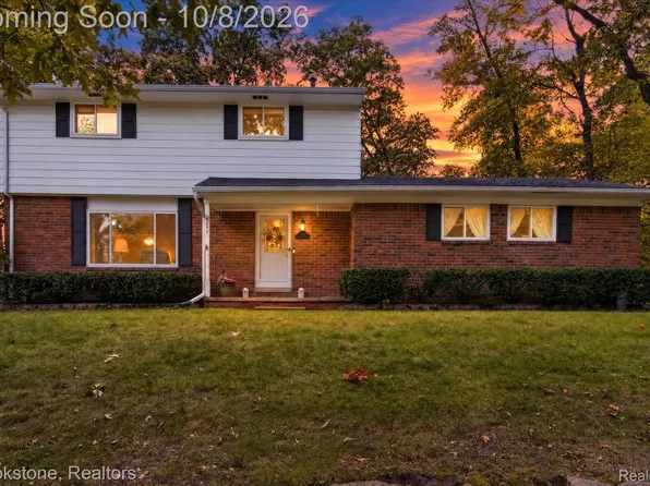 5877 Hummingbird Ln, Clarkston, MI 48346
