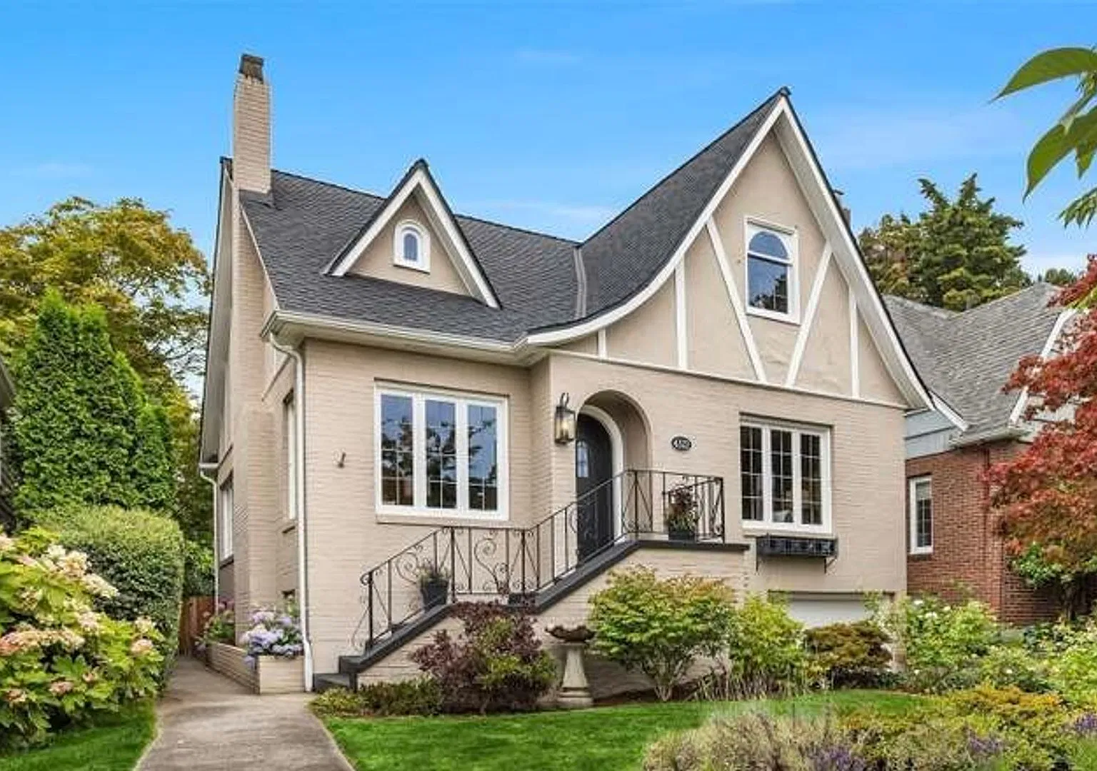 Lovingly Maintained 3 bed, 3 bath Laurelhurst Tudor — Photo 1