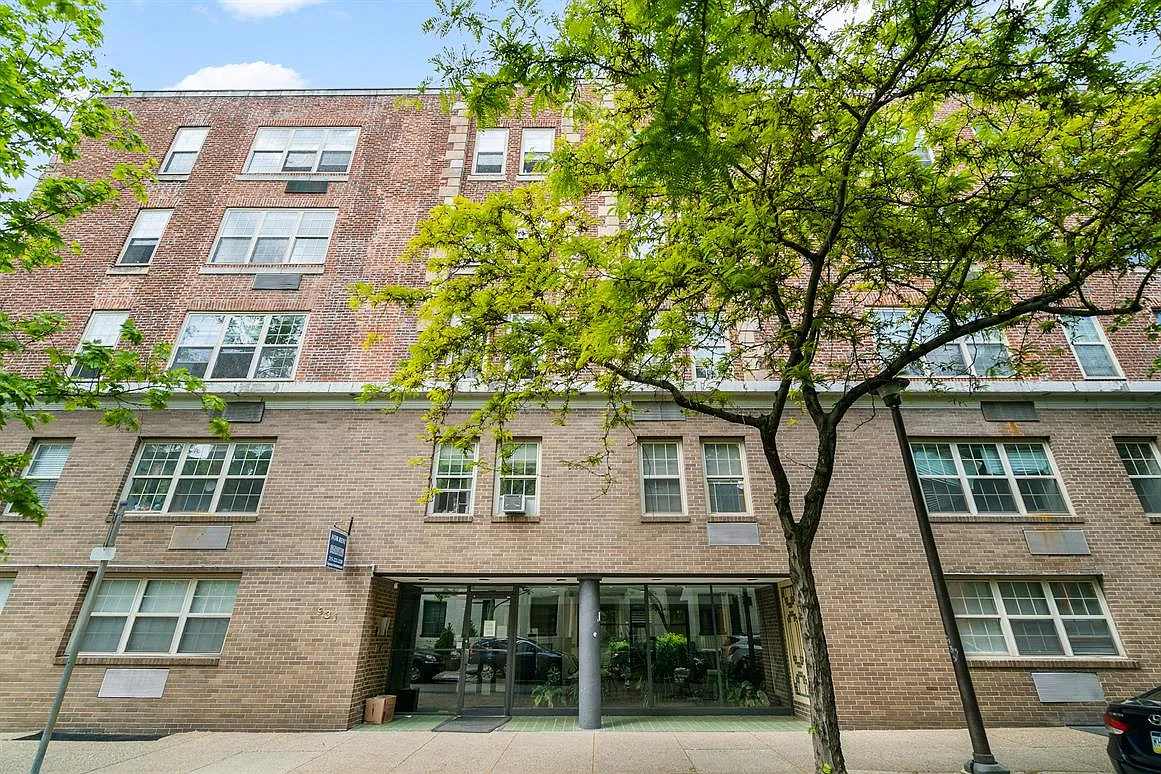 Clinton Court — Photo 1