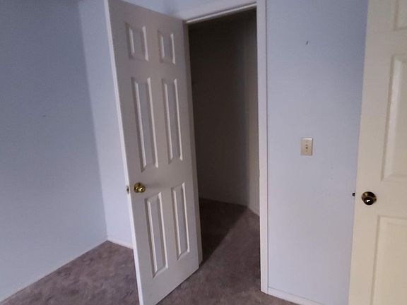 Bedroom showing closes
