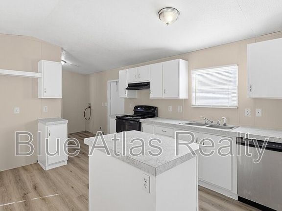 3rd image of 825 Dawn Light Dr