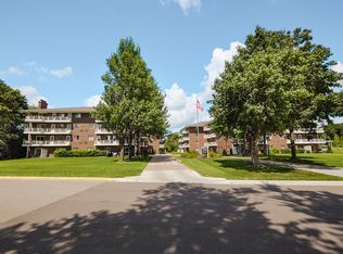1900 E Shore Dr N #413, Saint Paul, MN 55109