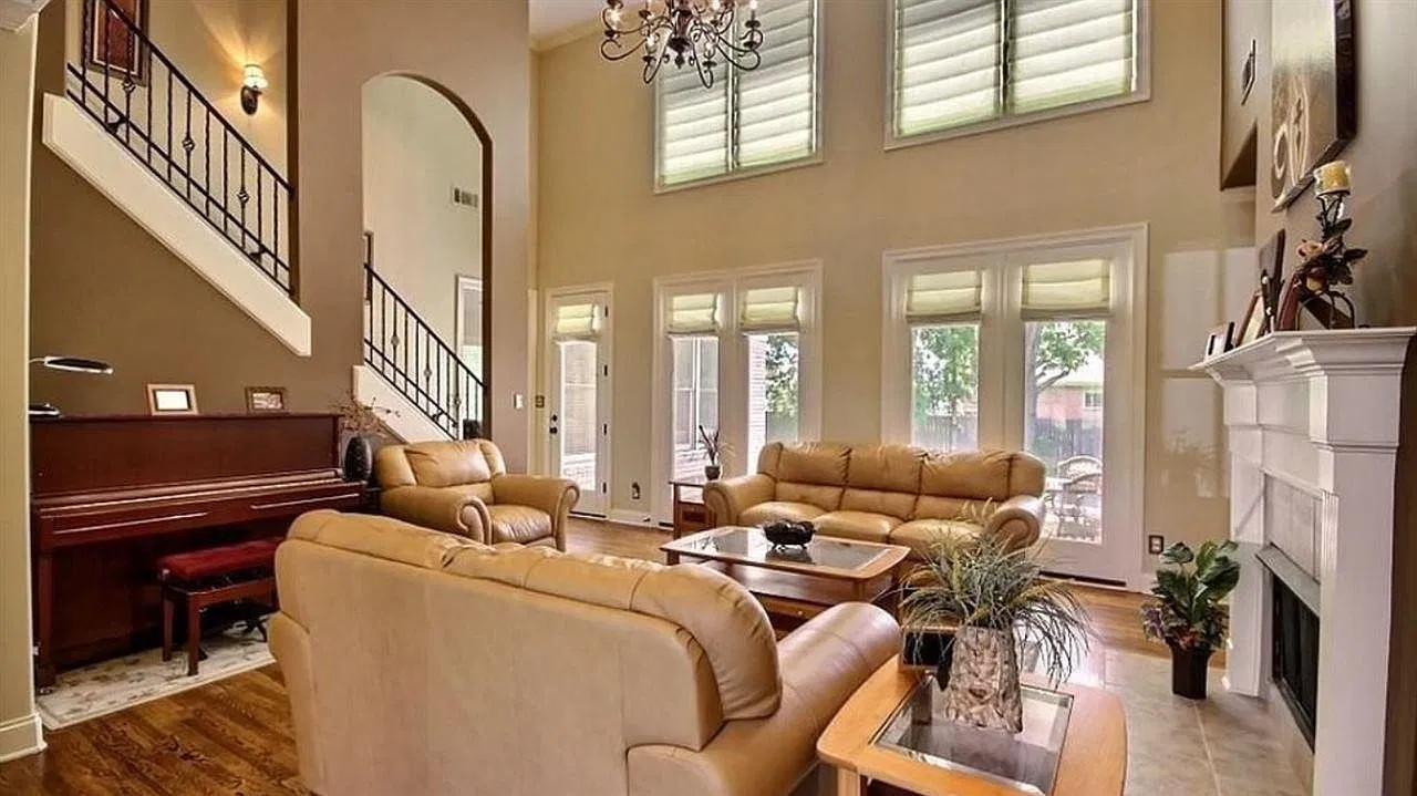 5 bed, 4.5 bath, 4313 sqft, $3,875 — Photo 3