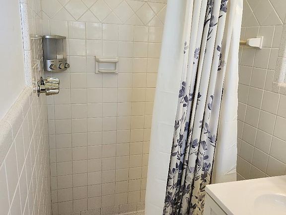5th image of 2123 Gladstone Dr NE