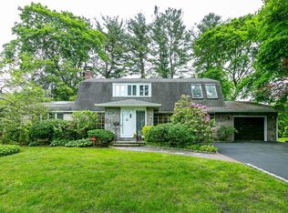 96 Milburn Ln, East Hills, NY 11577