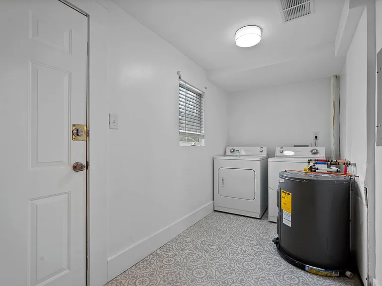 1004 E 33rd St #1/2 — Photo 29
