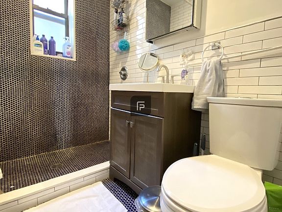 5th image of 658 Rogers Ave APT 2R