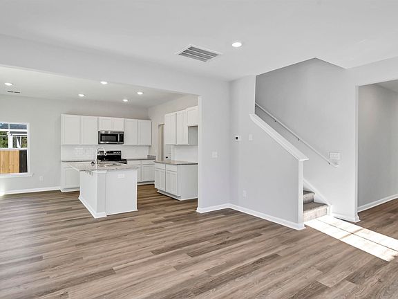 3rd image of 923 Blenheim Way