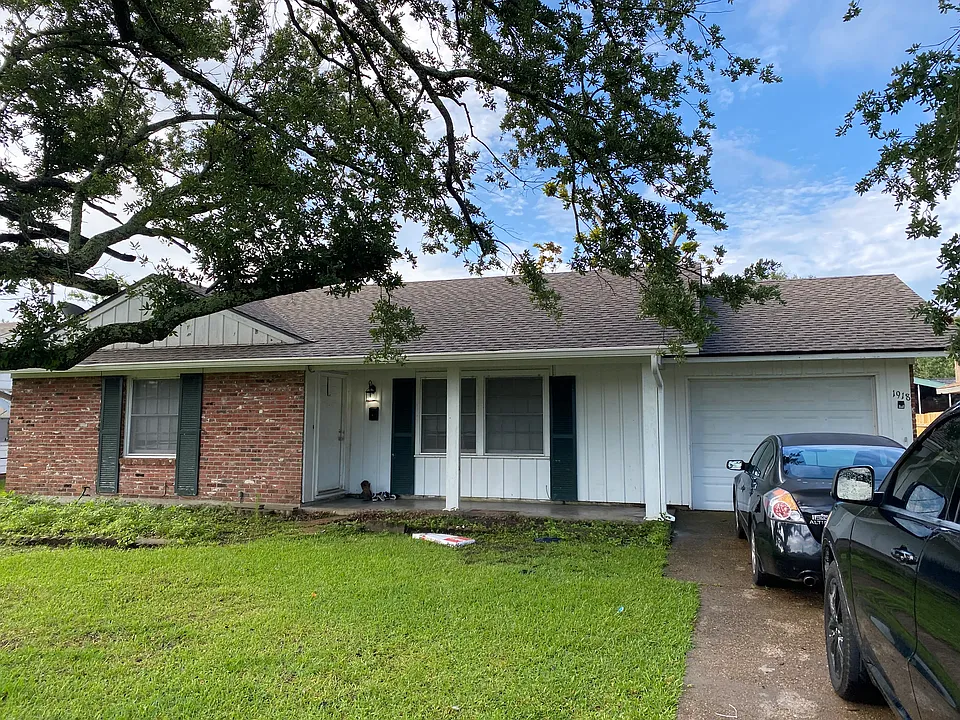 1918 Orchid St
