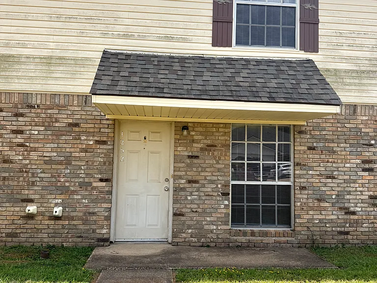 1252 Meadowview Dr — Photo 1