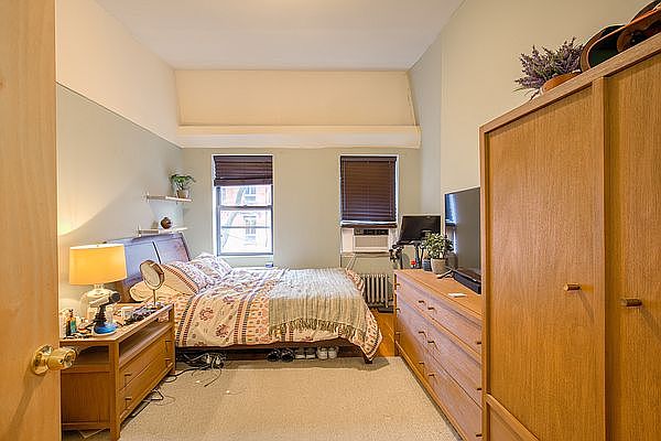 1st image of 423 E 9th St #3