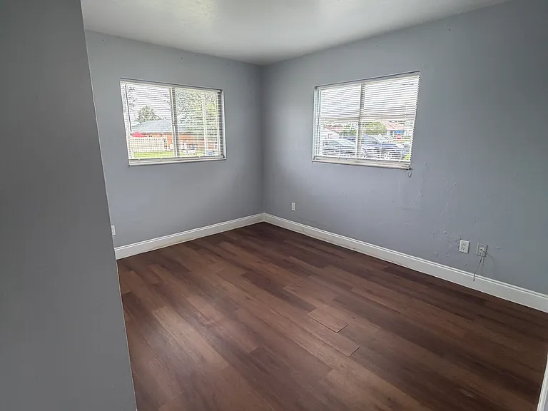 138 Gordon Ave S — Photo 4