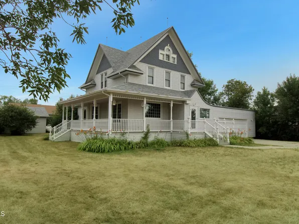 101 2nd St NW, Crosby, ND 58730