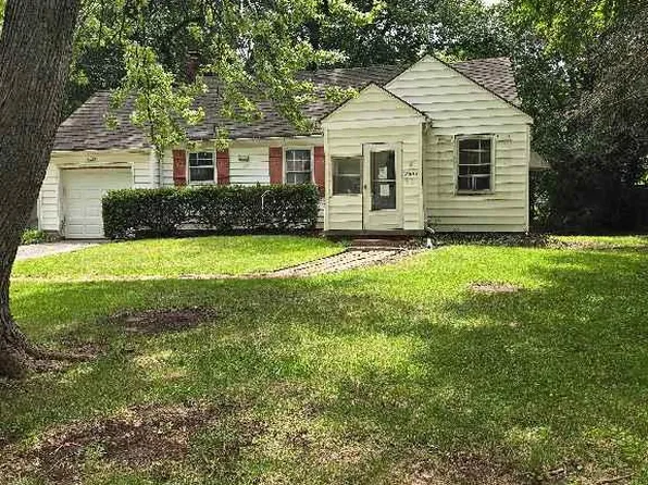 2305 W 73rd St, Prairie Village, KS 66208